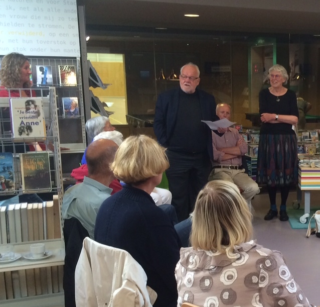 Jan Kristen leest het gedicht 'Gebed uit te spreken in een bibliotheek' van Adriaan Jaeggi (foto Annet Meems)